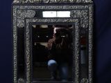 une femme se prenant en photo dans un miroir