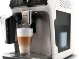 une image représentant une machine à café avec une tasse de café posée devant