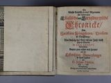 un vieux livre ouvert pour montrer le titre d'un poème