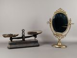 une balance sur laquelle est posé un miroir et un miroir posé sur un pied