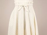 le dos d'une robe blanche ornée d'un nœud, sur un mannequin