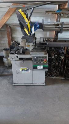 une machine qui se trouve à l'intérieur d'un garage