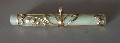 Broche en or, à décor de feuillages ajourés, enchassant un c…