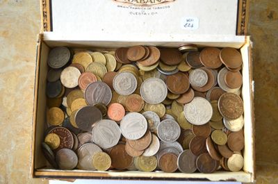 une boîte remplie de pièces de monnaie posée sur une table
