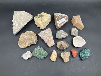 Ensemble de divers minéraux dont Aragonite, Calcite, Gypse, …