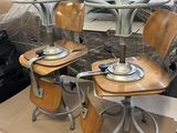 quatre chaises et une table dans une pièce remplie de cartons