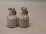 deux vases blancs posés sur une table