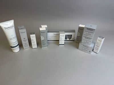 plusieurs types de produits de soin de la peau posés sur une surface blanche