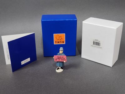 deux petites figurines représentant un homme tenant une pancarte devant une boîte