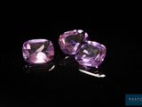 une paire d'améthystes violettes posées sur une surface noire