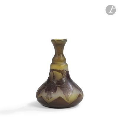 un petit vase posé sur une surface blanche