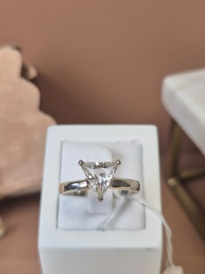 une boîte blanche contenant une bague en diamant