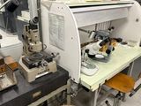 une image représentant un laboratoire équipé d'un microscope et d'autres appareils