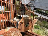 une machine rouillée qui traîne dans la poussière