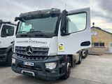deux camions garés l'un à côté de l'autre
