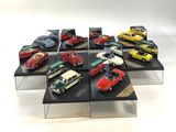 de nombreuses maquettes de voitures exposées dans une vitrine