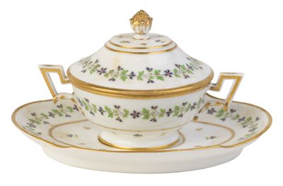 un plateau blanc et doré sur lequel sont posés une tasse et une soucoupe