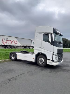 un camion blanc qui roule sur la route
