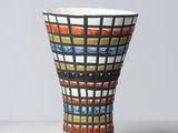 un vase orné d'un motif coloré