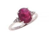 un gros plan d'une bague sertie d'un rubis et de diamants