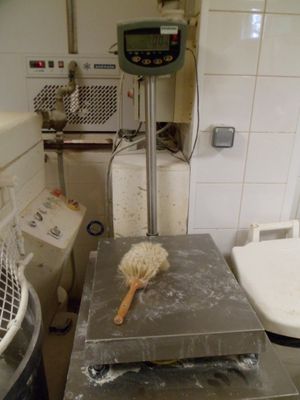 une photo d'une cuisine avec une balance et un pinceau