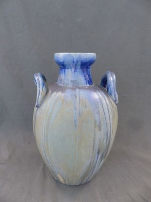 un vase bleu et blanc posé sur une table