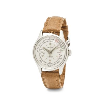 une photo d'une montre-bracelet avec un cadran blanc et un bracelet en cuir marron