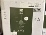 une boîte posée sur une étagère dans un magasin