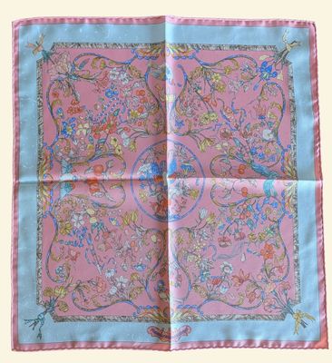 un gros plan sur un mouchoir rose et bleu orné d'un motif floral