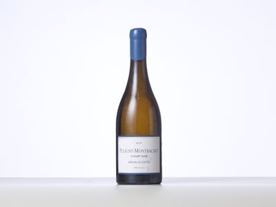 une bouteille de vin blanc posée sur une table