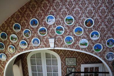 de nombreuses assiettes accrochées au mur au-dessus d'un lit dans une chambre