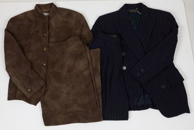 une paire de vestes et de pantalons pour homme posée sur une surface blanche