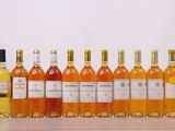 plusieurs bouteilles de vin sont alignées sur une table