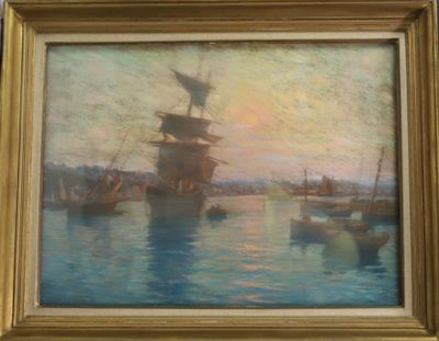 un tableau représentant un bateau sur l'eau, avec d'autres bateaux à proximité