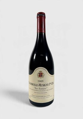 une bouteille de vin posée sur une table