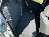 deux sièges à l'arrière d'une voiture dont la portière est ouverte