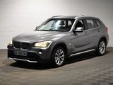 une photo d'un SUV BMW argenté garé dans un garage