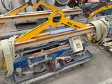 une machine posée sur une palette dans un entrepôt