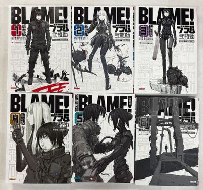 beaucoup de photos en noir et blanc de personnages d'anime