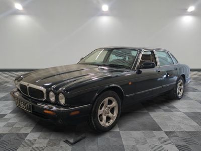 l'image d'une voiture noire garée dans un garage