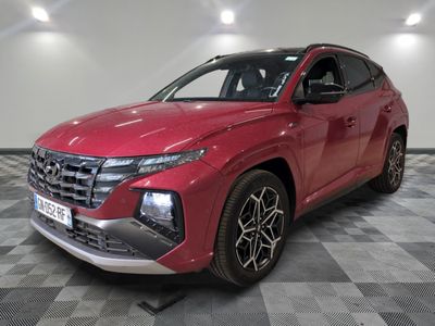 Le SUV rouge est garé sur un sol à damier dans un garage.
