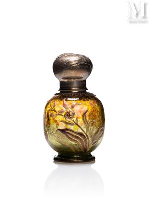 une image représentant une bouteille en verre ornée d'un motif floral