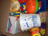 une boîte remplie de jouets pour que les enfants puissent jouer