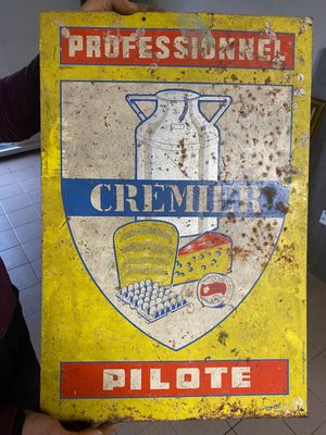 Plaque publicitaire en tôle peinte à décor de fromage, marqu…