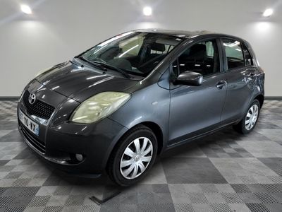 la photo d'une petite voiture garée dans un garage