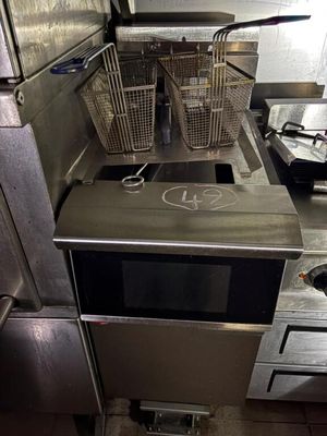 une photo d'une cuisine professionnelle dotée de nombreux plans de travail