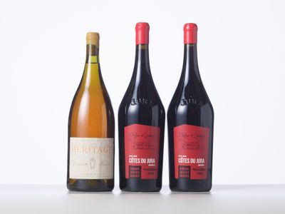 trois bouteilles de vin posées sur une table l'une à côté de l'autre