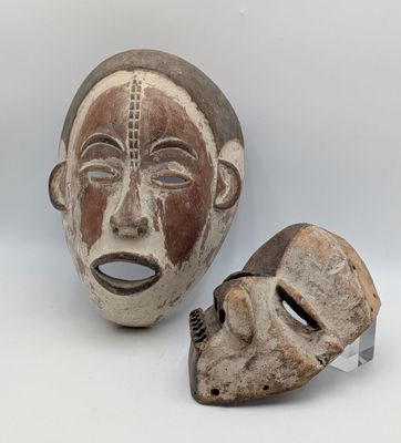 deux masques sont posés l'un à côté de l'autre sur une surface blanche