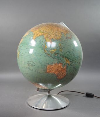 un globe vert posé sur un socle argenté, muni d'un cordon noir