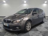 la voiture grise est garée sur un sol en damier dans le garage